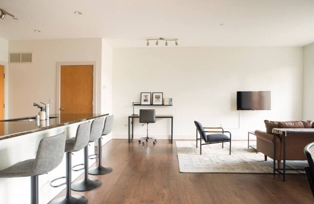 Upscale Apartment Near Lake Michigan