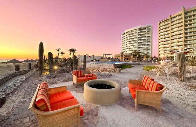Upscale Beachfront Condo with Tub and Private Beach