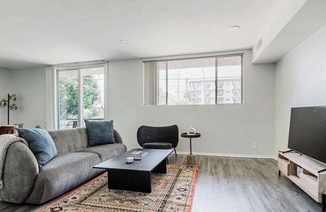 Upscale Beverly Hills 2BR w/Balcony & W/D, nr Dining