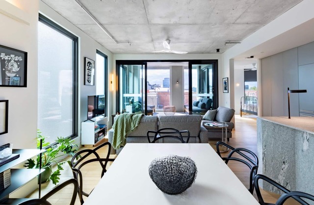Upscale Collingwood Retreat - High-End Apartment with Car Park