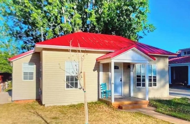 Upscale Cottage/gym/sauna/backyard/walk to: hiking/museums/restaurants/shop/SL7+