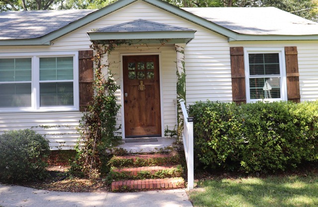 Upscale Cottage off South Boundary