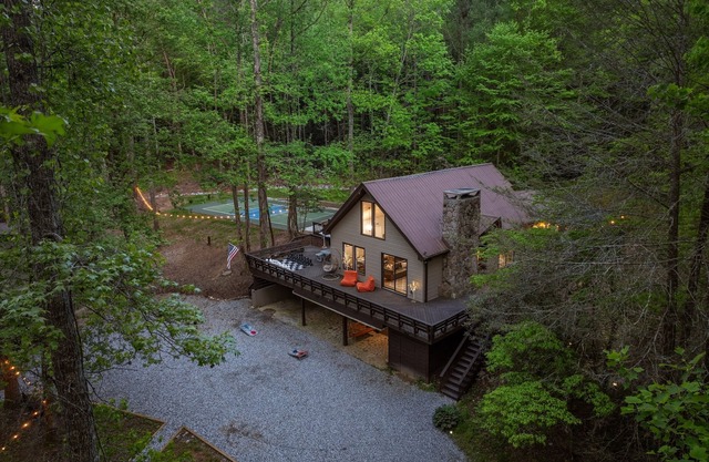 Upscale Creek Retreat:Theater&Pickleball, in Helen