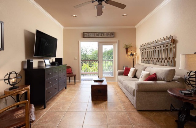 Upscale,historic, Guadalupe riverfront in Gruene! Pool! Walk to Gruene Hall!