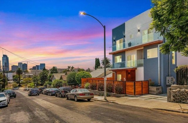 Upscale LA Getaway | Sleeps 8 + Free Parking