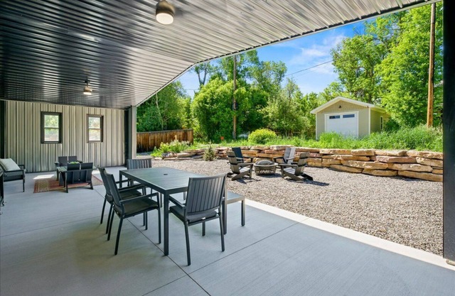 *Upscale Modern Contemporary Retreat in Stunning Ridgway*