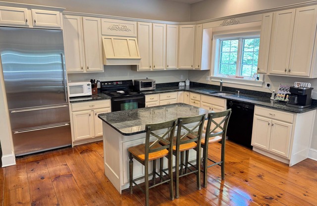 Upscale Mount Snow/Stratton Area w/Indoor Pool access, short drive to lakes