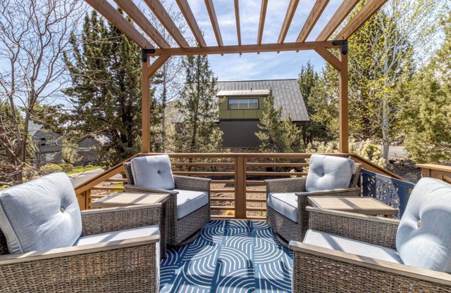 Upscale Redmond Getaway at Eagle Crest - Golf, Pools, Spa & Scenic Views