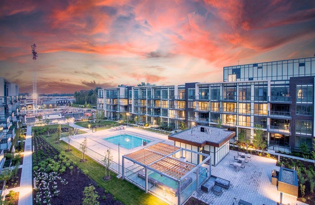 Upscale Spa Getaway w/Pool & Year round Hot Tub + Private In- Suite Sauna!