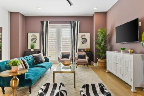 Upscale Townhome 3 miles to Downtown with 2 Car Garage