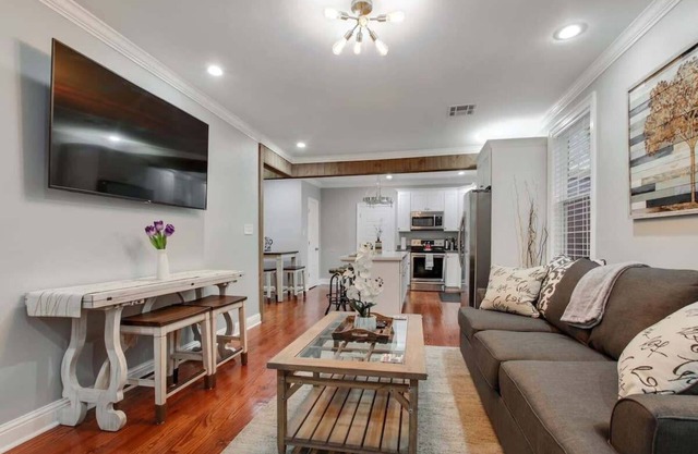 Upscale Tranquil Unit Near City Park