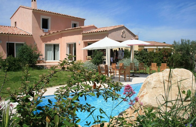 Upscale villa near UZES, private swimming pool, enclosed grounds, Wifi.