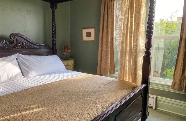 Upstairs at TheVictorian - Lush, Walkable, and Dog-Friendly Retreat - Steps from