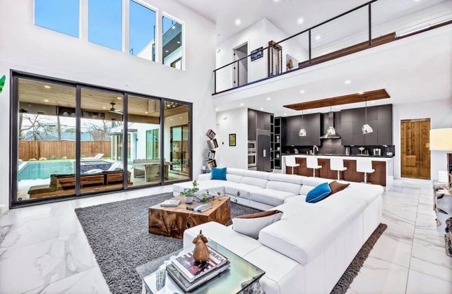 Upstay -Showstopper Home w Luxury Patio, Gym, Pool
