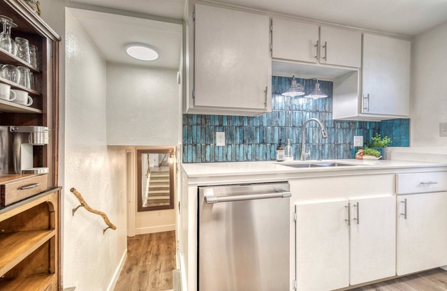 Uptown 2 bedroom flat near Train Depot