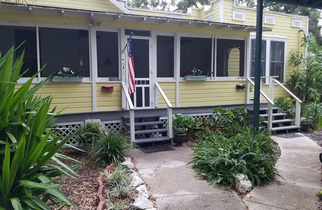 Uptown Classic Bungalow Walk to Castillo de San Marcos, Ripley's, Restaurants!