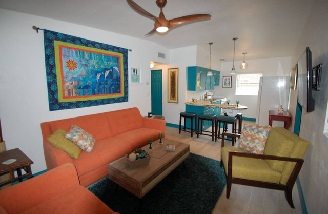 Uptown Cottage - Walk to the Beach and Restaurants
