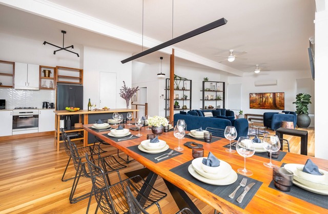 Uralla House - Urban Bush Retreat, centrally located with 2 Master Bedrooms