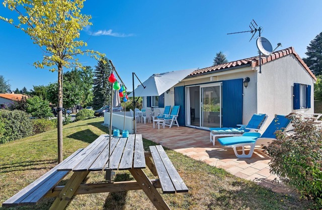 Urban Bungalow in Écuras with Swimming Pool