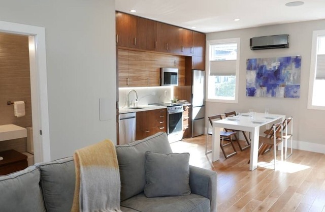 Urban Carriage House Retreat - Modern & Bright w Parking!