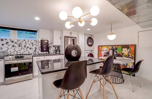 Urban Chic Apartment in the Alberta Arts District!