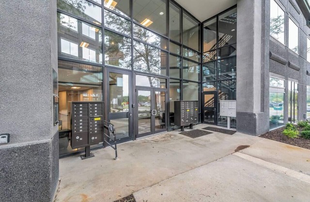 Urban Chic Loft Near Airport with High-Speed WiFi