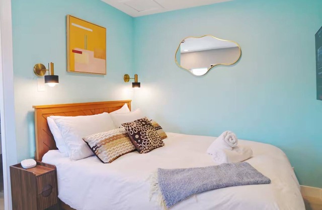 Urban Escape, Small Private Condo Near SF 22421A