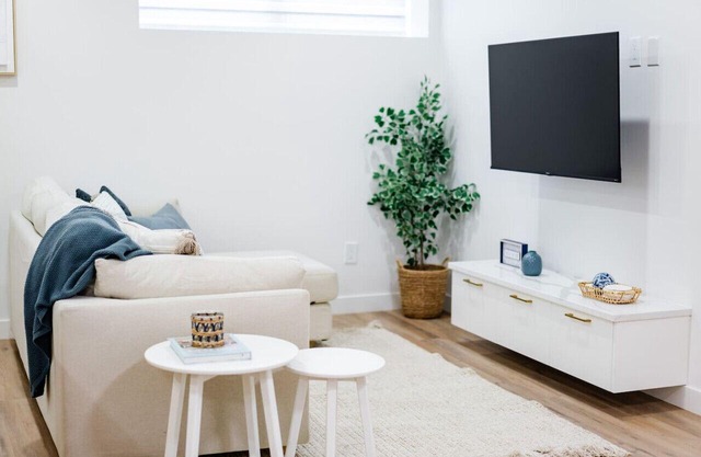 *Urban Oasis | Cozy & Central | 5 min to Downtown*