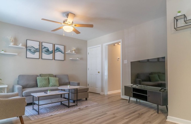 Urban Oasis: Newly Renovated Luxury Townhome -2BR Kingbed - 1Mile from Downtown