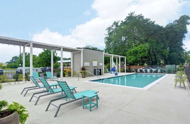 Urban Oasis! Onsite Parking, Pets Allowed, Short Drive to Pensacola Beach