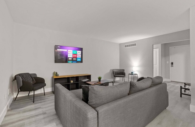 Urban Oasis Sleek, Cozy & Well-Located