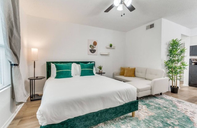 Urban Oasis Studio - Austin - 8 mins to Downtown