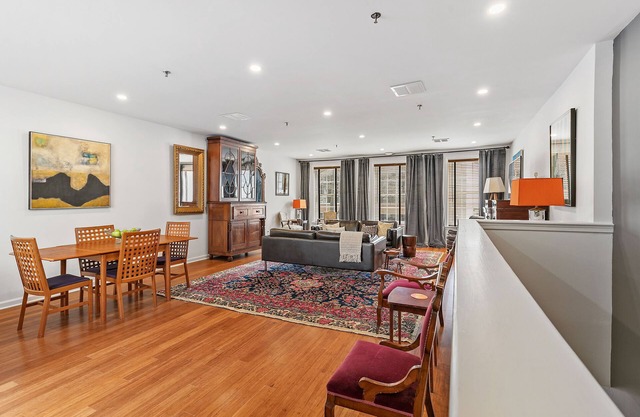 Urban Oasis: Stylish 2BR Flat on Historic Mall
