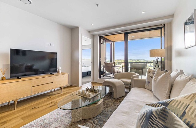 Urban Retreat: 2 Bd Apt, WiFi, AC, Parking