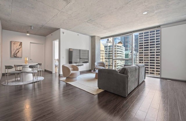 Urban Retreat: 2BR, City Views, Near Shops