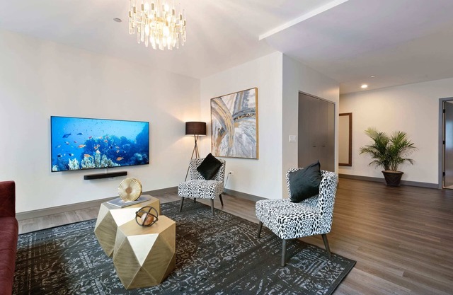 Urban Retreat: 2BR, Resort Amenities, Downtown