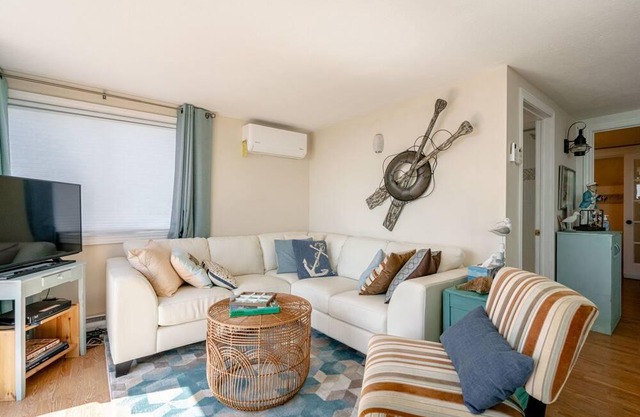 Urban Villa: Lake Erie Serene Cottage