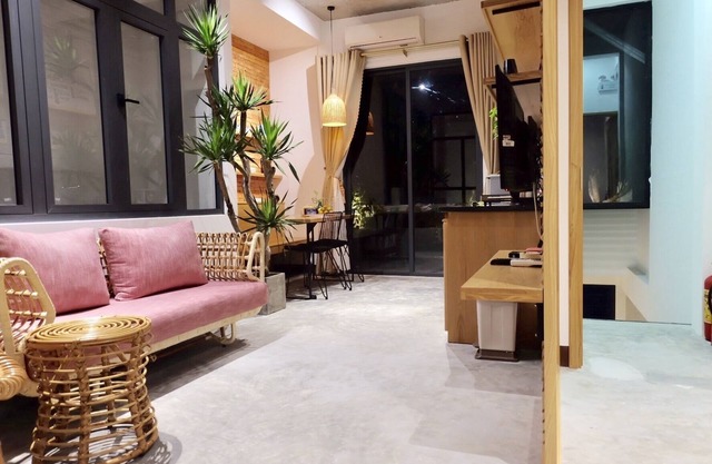 URIHOUSE 4, ROMANTIC rooftop w/airy space & flower