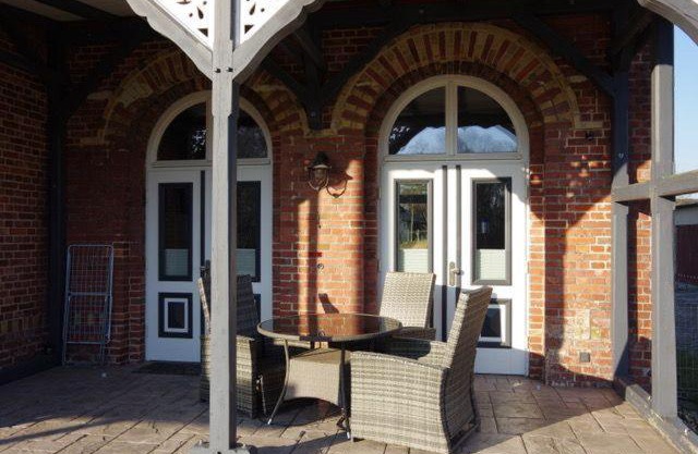 Urlaubsbahnhof-Wartehalle