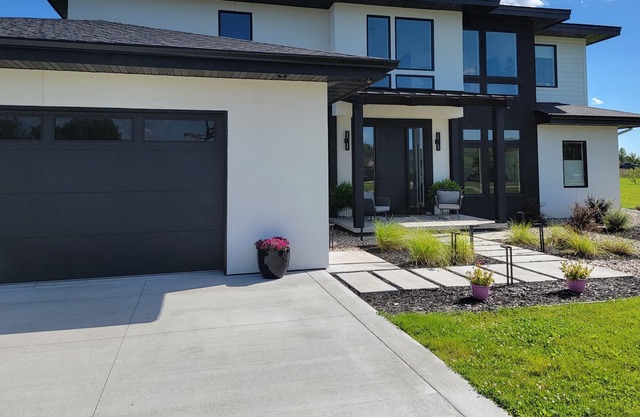 US Senior Open-ready. Large capacity with heated pool & hot tub.