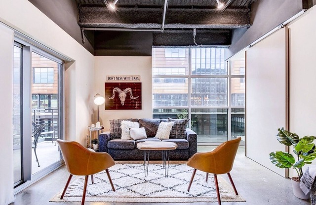 UT Football Fave, 6th St Condo - Walk Downtown!