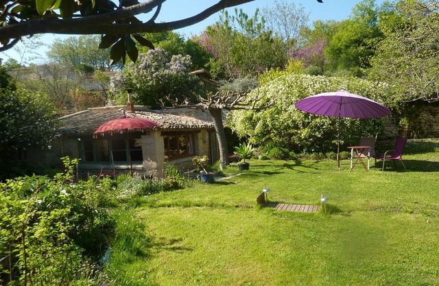 Uzes 600m from downtown, small house, wooded grounds with swimming pool, very quiet