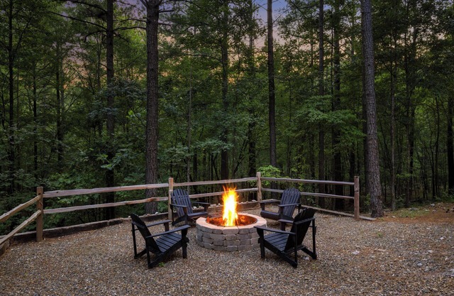 Vacana Cuddle Cozy Couples Cabin, Hot Tub, Fire Pit, Pet