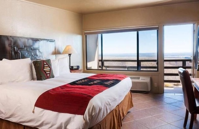 Vacation Day Is Always A Great Idea! Free Parking, Onsite Dining, Pets Allowed