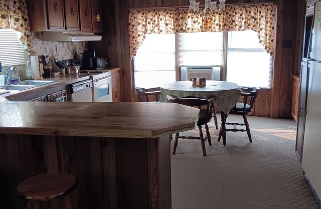 Vacation Abode! Same Host as Fly Fisher Abode. Family friendly. 2 bd/1lrg bath.