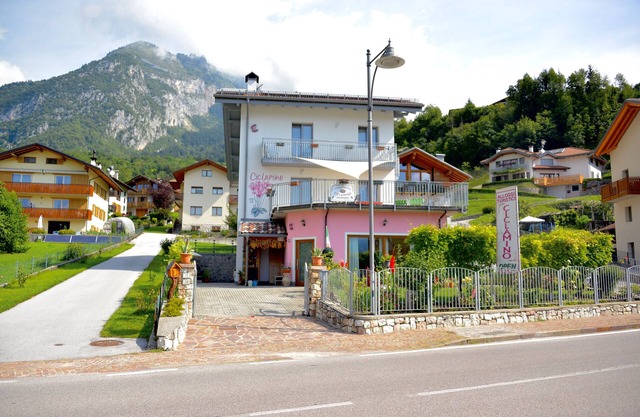 Vacation Apartment Ciclamino Standard Vittoria with Mountain View, Wi-Fi & Garden
