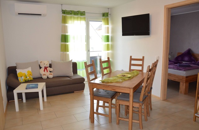 Vacation apartment/apartment for 6 guests with 55m² in Rheinhausen (73149)