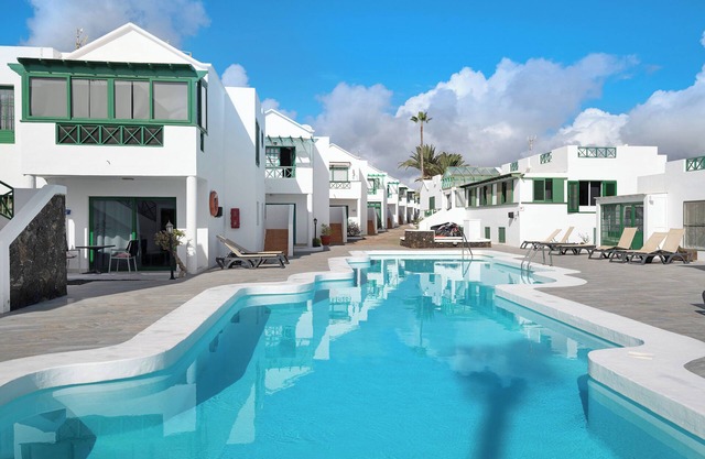 Vacation Apartment "Rubí" close to the Sea with Shared Pool & Wi-Fi