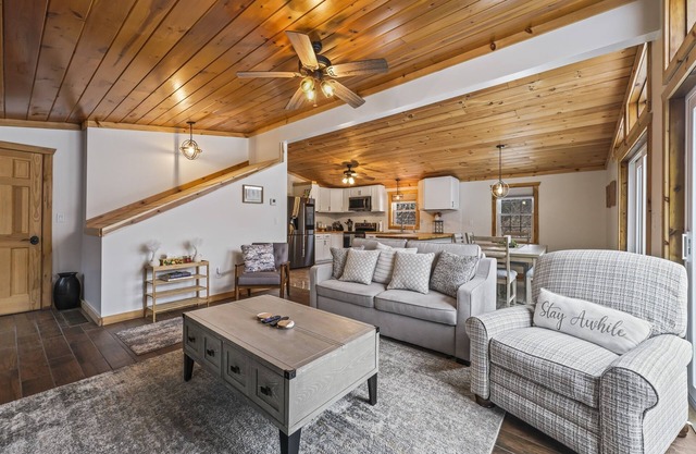 Vacation Cabin minutes from Lake George w/Hot Tub