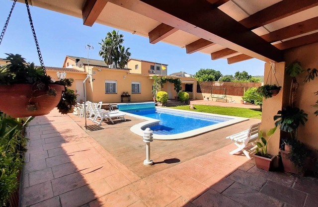VACATION CHALET with private pool and barbecue.
